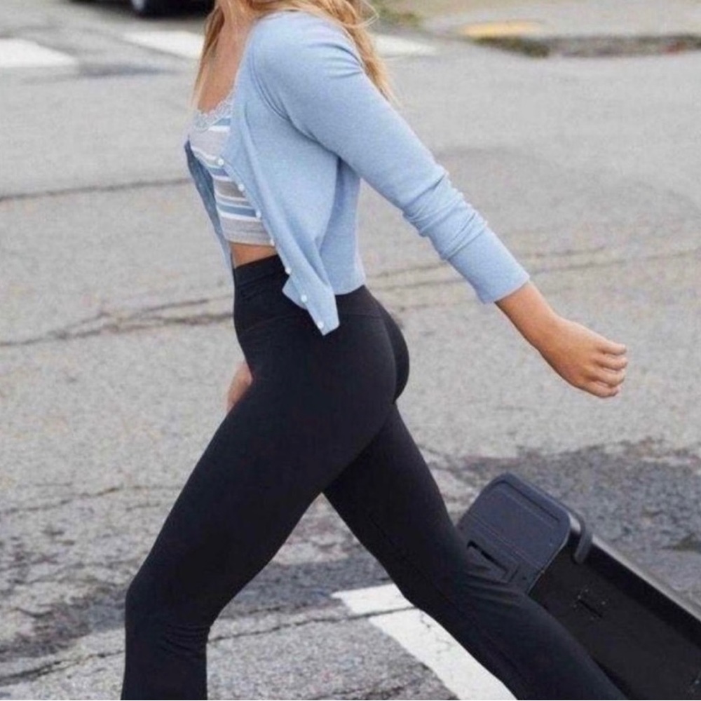Small Short OFFLINE By Aerie Real Me High
Waisted Crossover Flare Legging